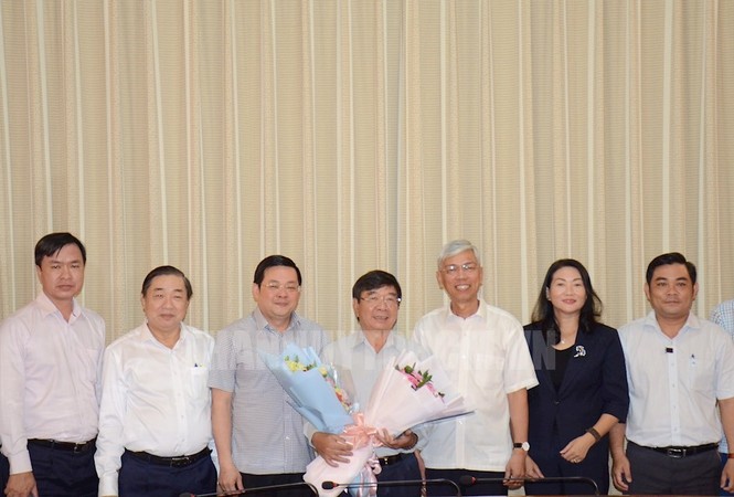 Nhiều cán bộ lãnh đạo ở TPHCM nghỉ hưu - ảnh 1