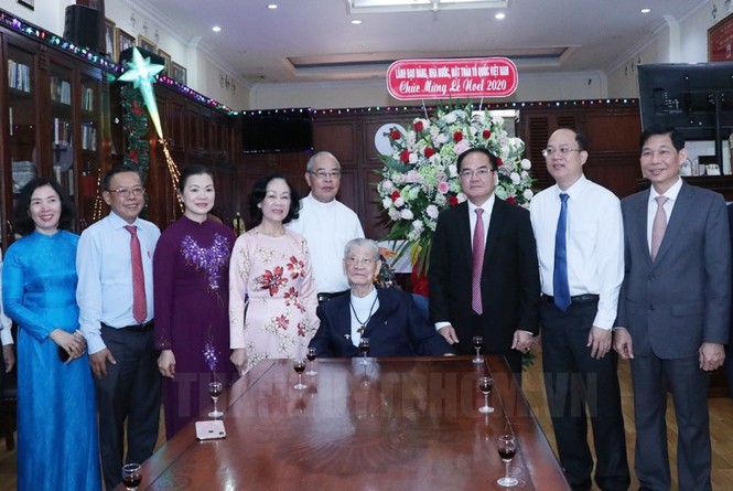 Bà Trương Thị Mai thăm, chúc mừng Giáng sinh Tòa Tổng Giám mục TPHCM - ảnh 2