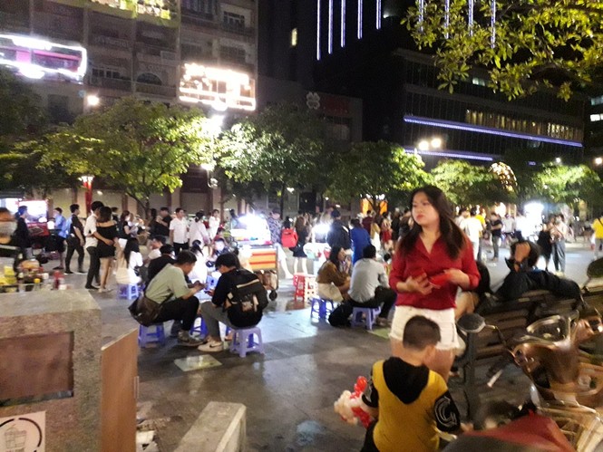 Phố đi bộ Nguyễn Huệ thành… phố hàng rong, nơi dắt cún cưng đi dạo - ảnh 3