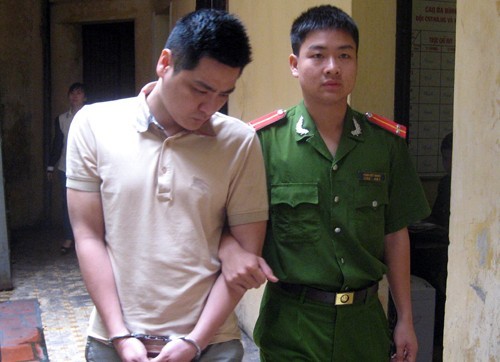 Hái đào xong, 2 gã trai lộ mặt kẻ cướp tàn bạo - ảnh 1