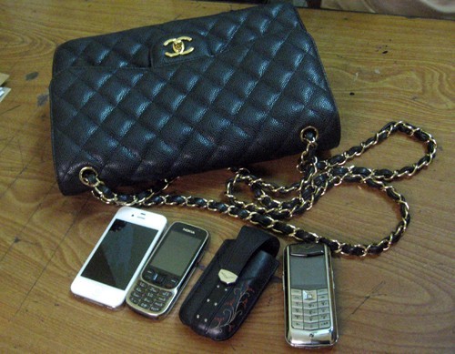 Hái đào xong, 2 gã trai lộ mặt kẻ cướp tàn bạo - ảnh 2