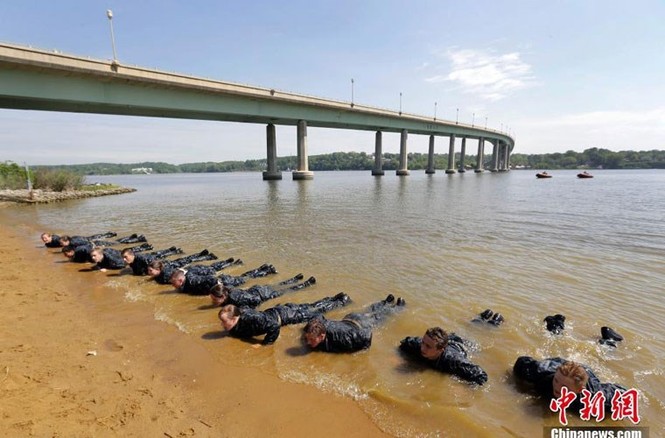 Hải quân Mỹ luyện binh nơi 'địa ngục trần gian' - ảnh 8