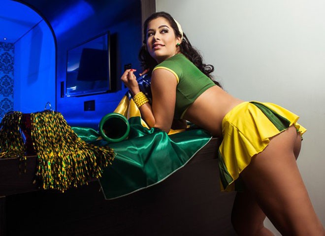 Khoác áo Brazil, 'bom sex' Larissa Riquelme khoe thân dữ dội - ảnh 6