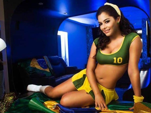 Khoác áo Brazil, 'bom sex' Larissa Riquelme khoe thân dữ dội - ảnh 2