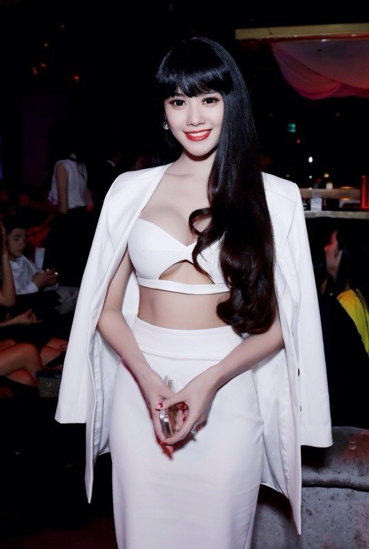Linh Chi: 'Nâng ngực để công việc thuận lợi hơn' - ảnh 1