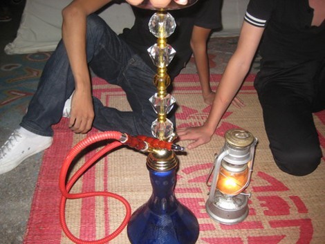 Đêm mê cuồng với shisha 'vỉa hè' - ảnh 1
