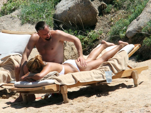 'Đau mắt' vì vợ chồng Ribery diễn cảnh nóng trên bãi biển - ảnh 2