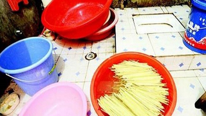 Đũa bẩn được làm mới đưa trở lại nhà hàng - ảnh 1