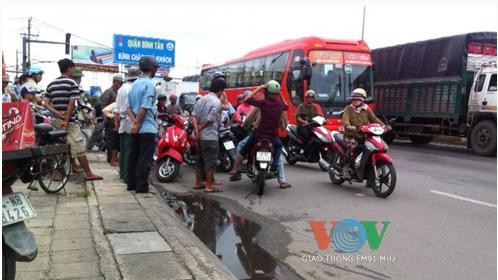 Nhừ đòn vì gây tai nạn rồi bỏ trốn - ảnh 2