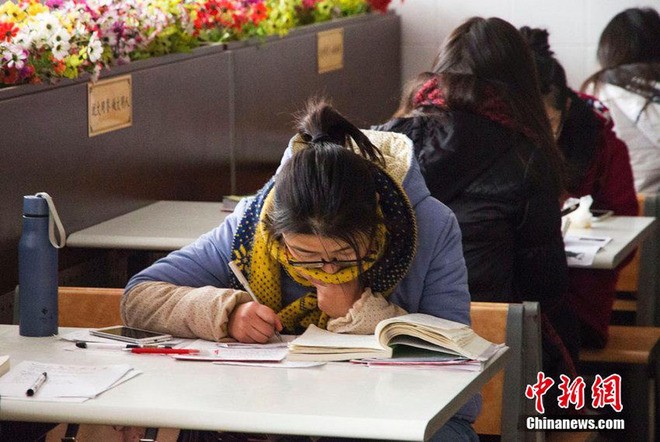 Sinh viên Trung Quốc đua nhau ôn thi trong căng tin - ảnh 5