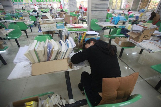 Sinh viên Trung Quốc đua nhau ôn thi trong căng tin - ảnh 6