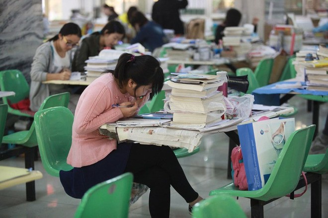 Sinh viên Trung Quốc đua nhau ôn thi trong căng tin - ảnh 8