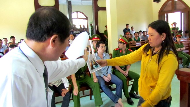 Vụ công an dùng nhục hình: Rõ dấu hiệu “bắt giữ người trái pháp luật” - ảnh 1