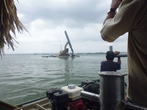 Theo chân “lâm tặc” xem khai thác gỗ dưới lòng hồ ở Panama - ảnh 4