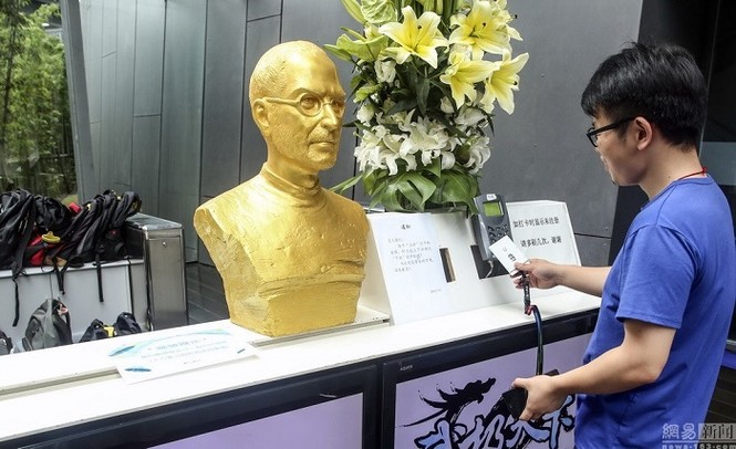 Steve Jobs được đúc tượng vàng tại Trung Quốc - ảnh 2
