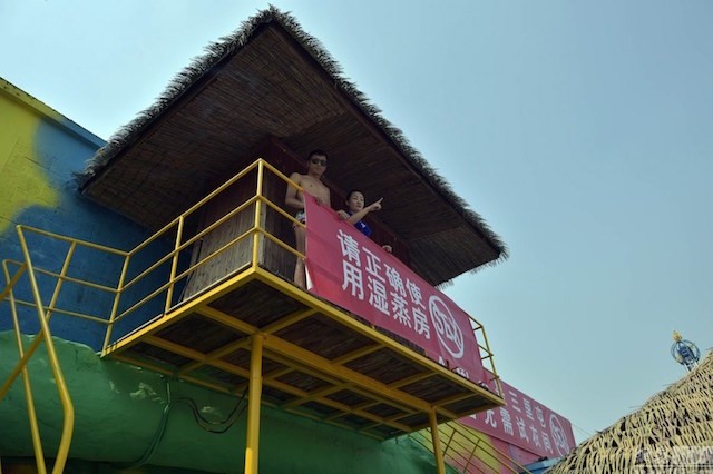 Biển 'cấm sex' dán chi chít khắp hồ bơi - ảnh 3