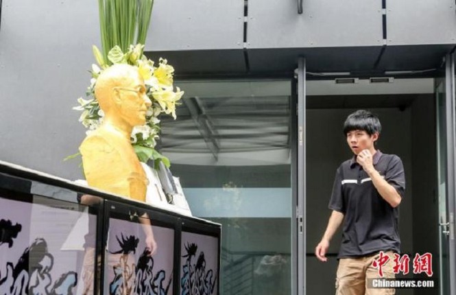 Steve Jobs được đúc tượng vàng tại Trung Quốc - ảnh 6