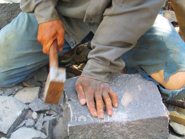 Hiểm nguy chẻ đá mưu sinh - ảnh 4