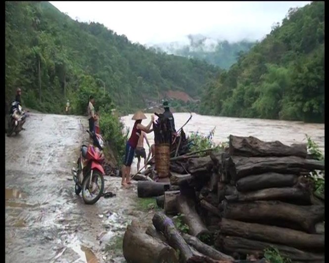 Hàng trăm người lao ra giữa dòng nước xiết vớt củi - ảnh 1