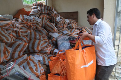 Tặng chăn, áo ấm cho học sinh rẻo cao - ảnh 1