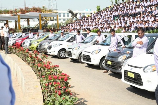 Ông chủ hào phóng nhất thế giới: tặng nhân viên 1.260 chiếc xe và 400 căn hộ - ảnh 2