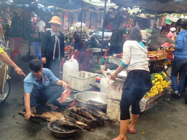 Nhộn nhịp mua cá lóc nướng trong ngày Thần tài - ảnh 1