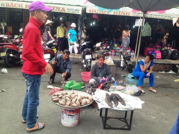 Nhộn nhịp mua cá lóc nướng trong ngày Thần tài - ảnh 3