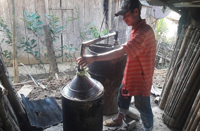 Kỳ lạ làng đàn bà nghiện rượu gây ra vô số chuyện bi hài - ảnh 1
