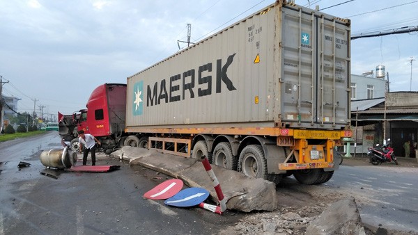 Xe đầu kéo tông ngã loạt dải phân cách gây hoảng loạn - ảnh 2