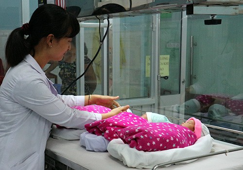 Người phụ nữ bỏ điều trị vô sinh bất ngờ mang tam thai - ảnh 1