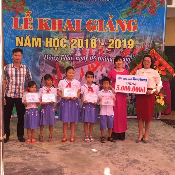 Nhà sách Tiền Phong Hải Phòng tặng quà học sinh nghèo vượt khó - ảnh 1