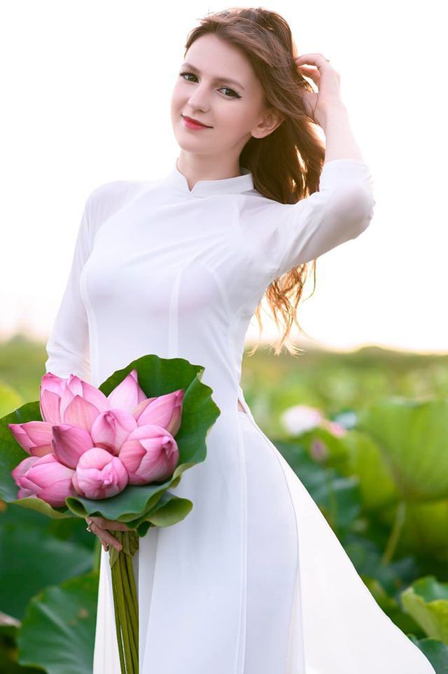 'Hot girl DJ' mặt xinh như búp bê chụp ảnh với sen, đời thường đẹp hết nấc - ảnh 2
