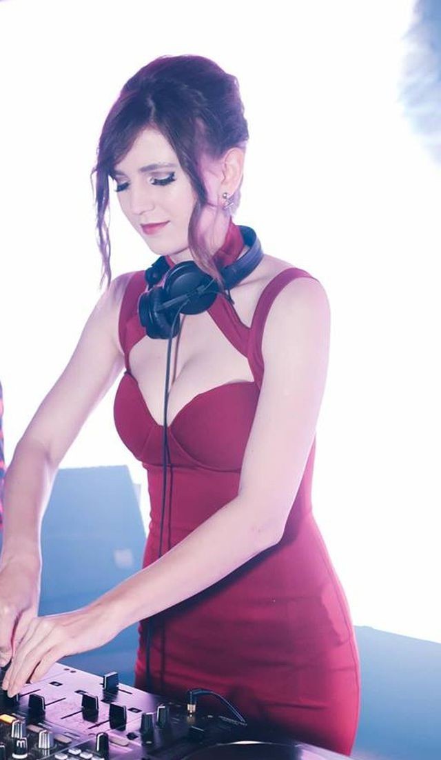 'Hot girl DJ' mặt xinh như búp bê chụp ảnh với sen, đời thường đẹp hết nấc - ảnh 9