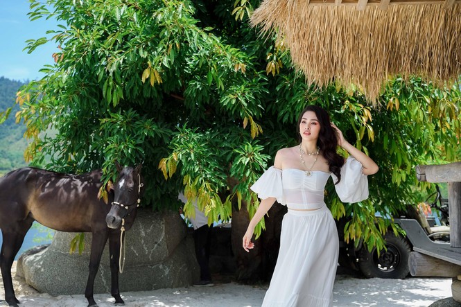 Hoa hậu Tiểu Vy đẹp thuần khiết ở M’drak - ảnh 1