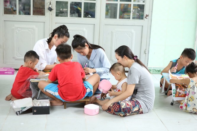 Thí sinh Miss World Vietnam giản dị để mặt mộc thực hiện Dự án Nhân ái - ảnh 1