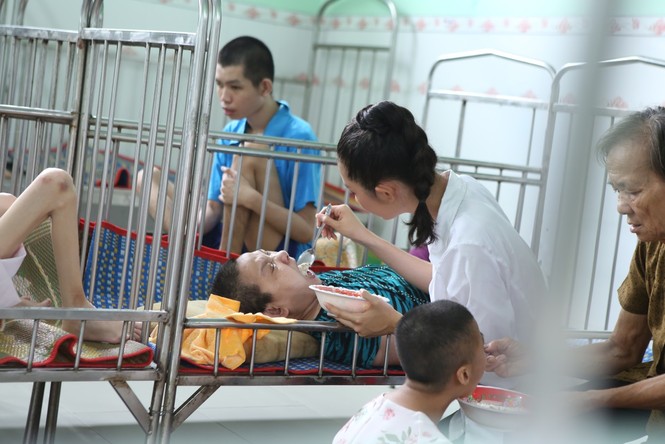 Thí sinh Miss World Vietnam giản dị để mặt mộc thực hiện Dự án Nhân ái - ảnh 2
