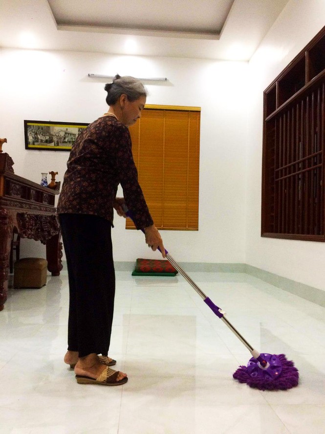 Bác sĩ giúp cụ già muốn đi phải có người dìu, nay tự đạp xe đi chơi - ảnh 1