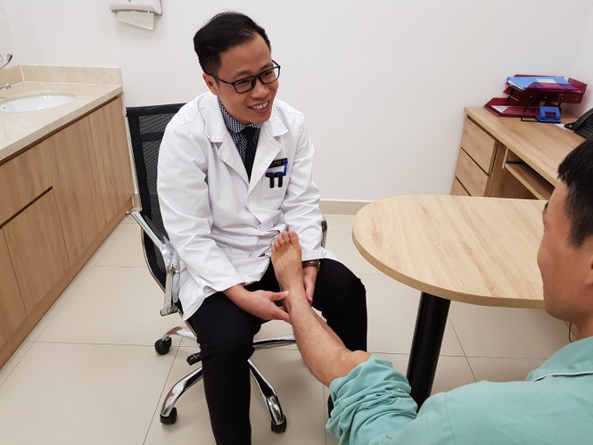 Bác sĩ giúp cụ già muốn đi phải có người dìu, nay tự đạp xe đi chơi - ảnh 2