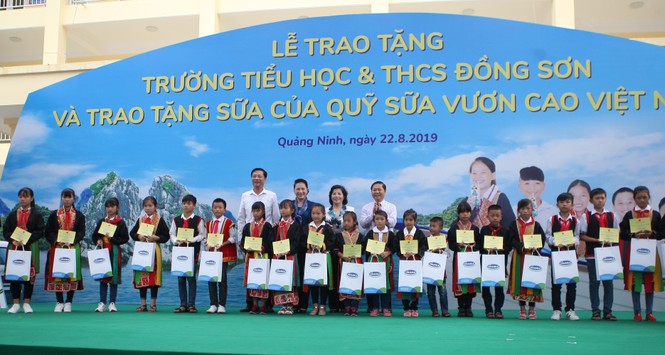 Trẻ em Quảng Ninh nhận trường mới và hơn 71 ngàn ly sữa từ Quỹ sữa Vươn cao VN - ảnh 1