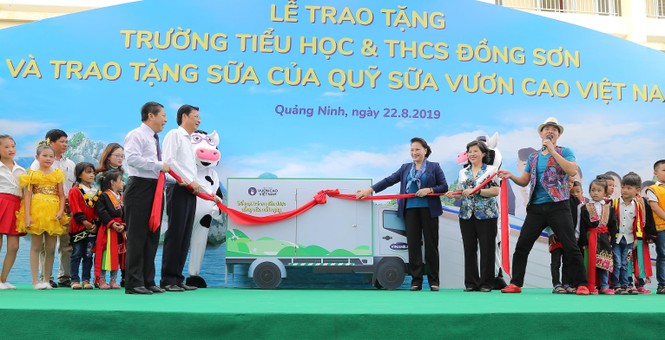 Trẻ em Quảng Ninh nhận trường mới và hơn 71 ngàn ly sữa từ Quỹ sữa Vươn cao VN - ảnh 2