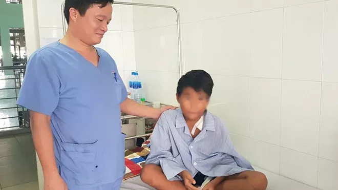 Rơi từ cây cao khi chơi trốn tìm, bé trai bị hàng rào sắt đâm xuyên ngực - ảnh 1