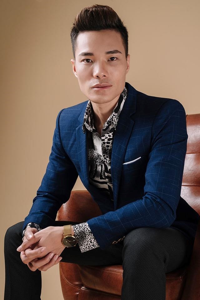 Anh chàng nhờ cả công ty lên phố đi bộ cổ vũ tỏ tình - ảnh 1