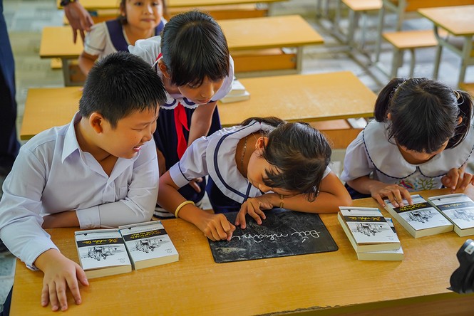 Sách quý giúp học sinh vùng sâu hăng say học tập - ảnh 4