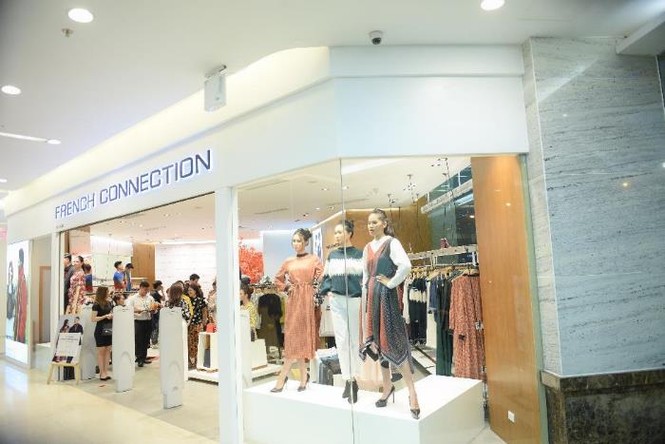 Á hậu Tú Anh trổ tài stylist phối đồ phong cách cho diễn viên Lương Thanh - ảnh 6