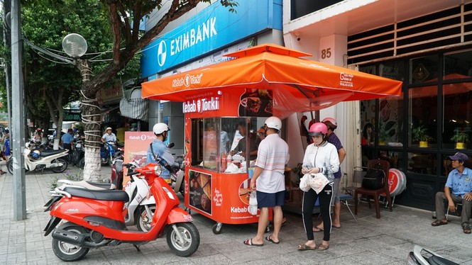 Xe bánh mì Kebab của 3 mẹ con Hà Nội đắt khách tại thủ phủ thốt nốt - ảnh 1