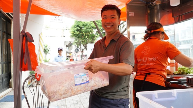 Xe bánh mì Kebab của 3 mẹ con Hà Nội đắt khách tại thủ phủ thốt nốt - ảnh 2