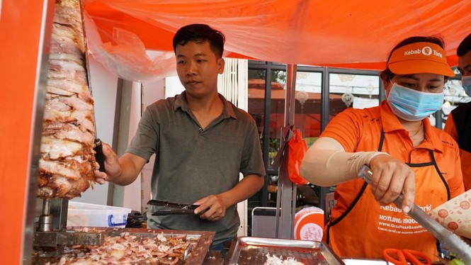 Xe bánh mì Kebab của 3 mẹ con Hà Nội đắt khách tại thủ phủ thốt nốt - ảnh 3