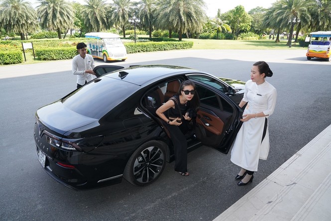 Ngô Thanh Vân rạng ngời bên xe VinFast đi dự đám cưới Đông Nhi - ảnh 4