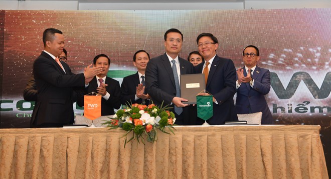 Thương vụ lớn của Vietcombank và FWD: Cuộc chơi của các ông lớn - ảnh 2