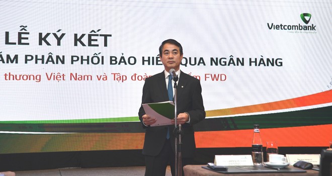 Thương vụ lớn của Vietcombank và FWD: Cuộc chơi của các ông lớn - ảnh 1